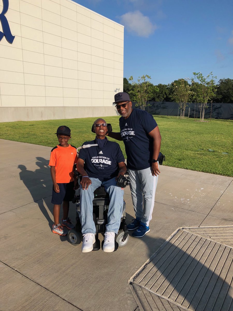 CoachNic4's tweet photo. ⁦@CoachNic4⁩ ⁦@OJBrigance⁩ before the walk for ALS. It was great to see OJ. He is truly an inspiration for all. https://t.co/z3WjOLTZZb