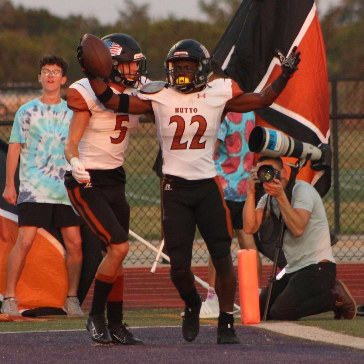 2️⃣ favs: #txhsfb & #texassunsets @HuttoHS_Fball #hipponation @graysondoggett @braylonSugg @brock_bujnoch @almighty_mjk #FanstandATX