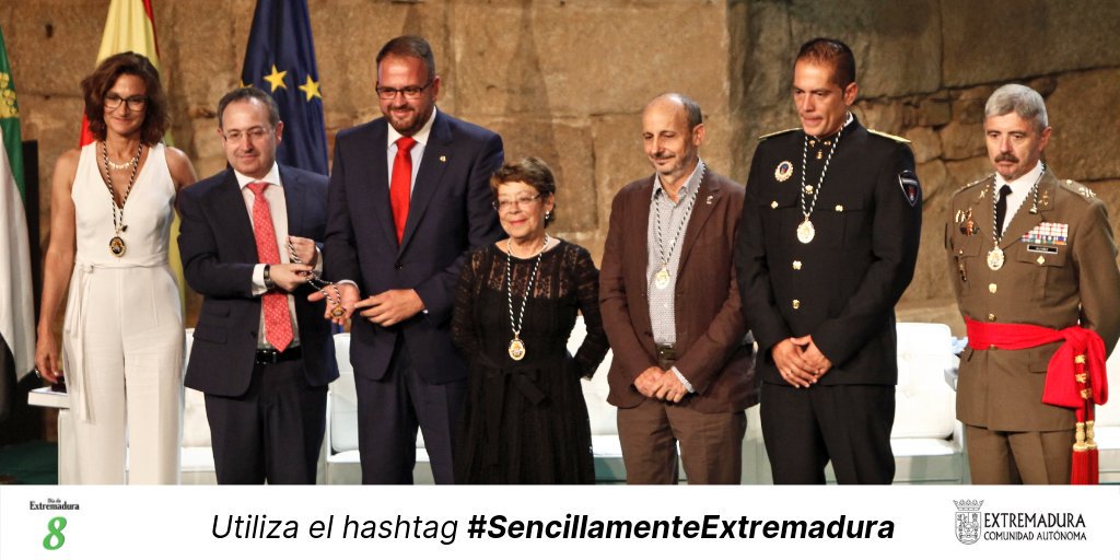 Medallas_Ext's tweet photo. ¡ENHORABUENA! 👏🏅
Foto de familia de los que han recibido la Medalla de Extremadura 2019
#SimplementeExtremadura 💚⚪🖤
@Junta_Ex @cextremadura @JuntaEx_Cultura @Festival_Merida @UMEgob https://t.co/DLKOtAbmxr