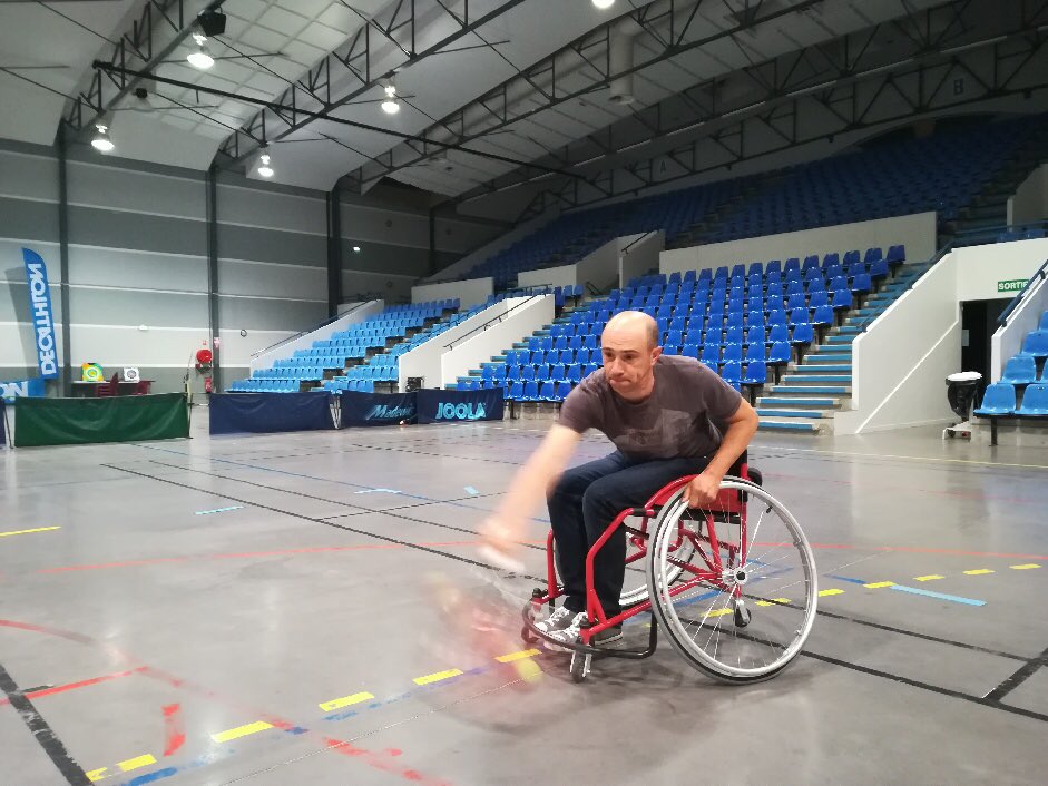 Jerome_Samalens's tweet photo. J’ai testé pour vous le #HandiTennis et je vous le dis les handisportifs sont des athlètes à par entière. Vous pouvez les aider à pratiquer leurs sports en votant pour le projet d’achat d’un bus adapté #5006 du #BPG du @LeGers @pmartin_32 https://t.co/hIBg0tQRJm
