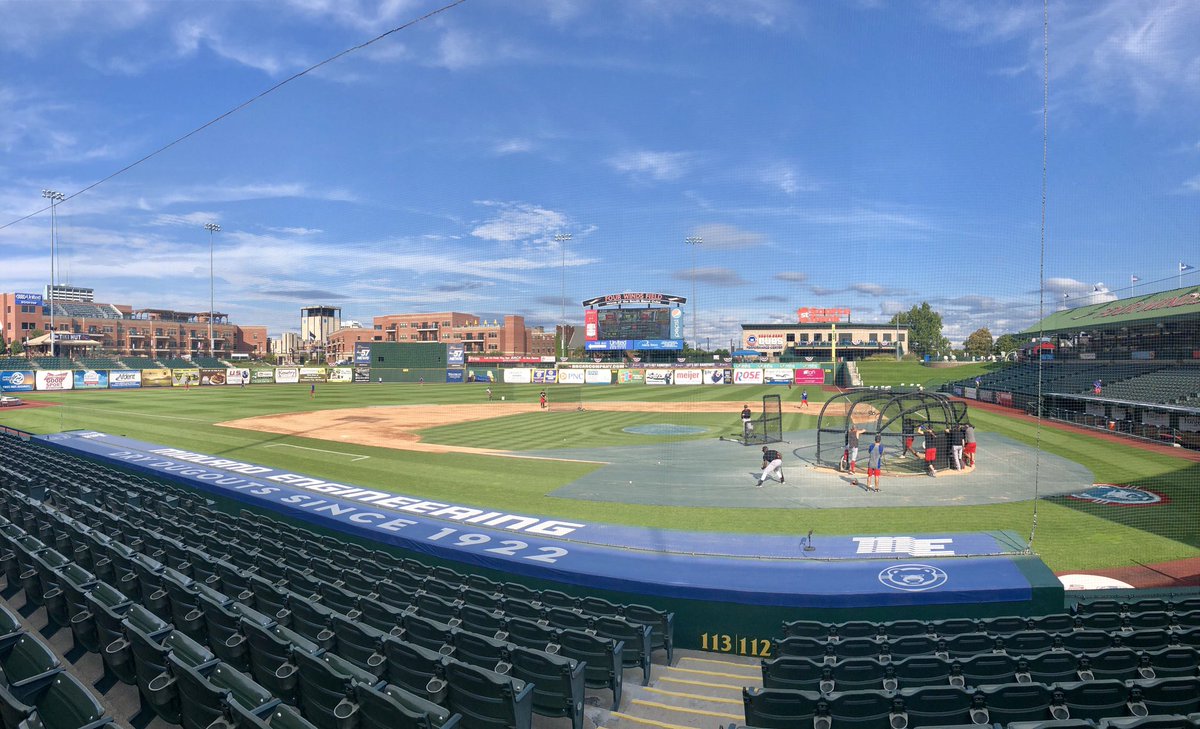 Twardynski22's tweet image. Beautiful day for @greatlakesloons playoff baseball. The boys have arrived in South Bend and are ready! #DiveIn #NestLevelFun
