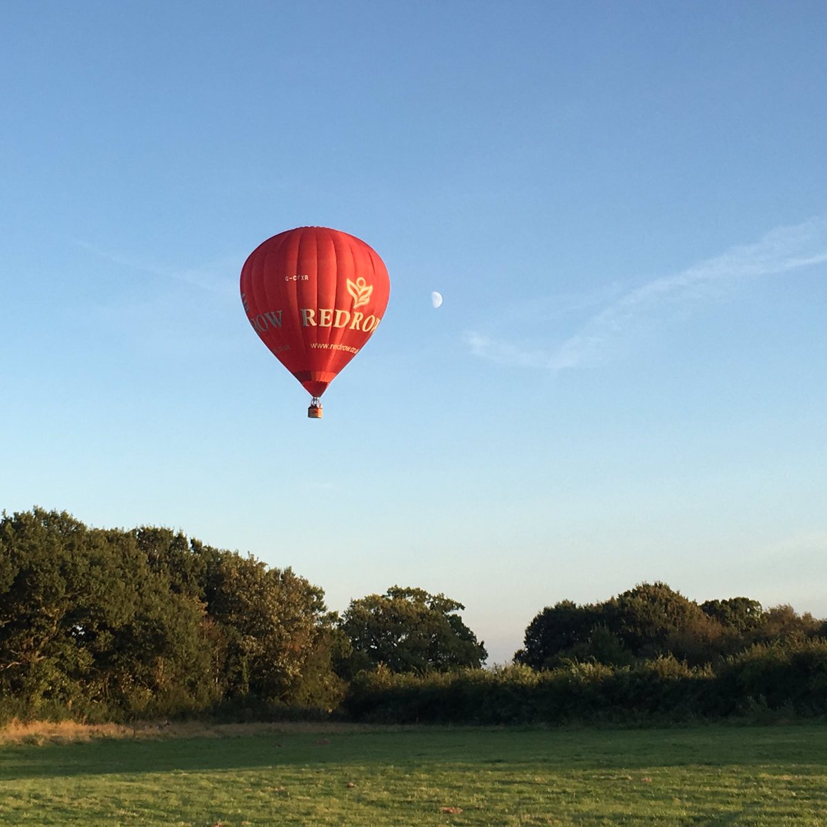 LindstrandMedia's tweet photo. Autumnal flight with a chill in the air tonight! https://t.co/eCAAflKkV3