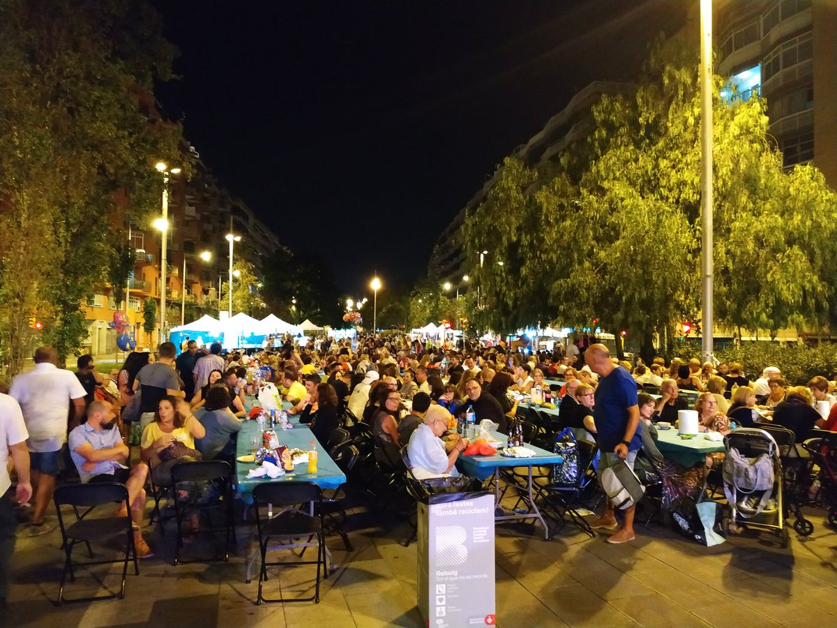 georginalazaro's tweet photo. De camí a casa, t’enxampa un vei i acabes fent de jurat a un concurs de pastissos. Una dolça manera d’acabar el dia.
Sense dubte això és vida de barri, coses que pasen a la Bordeta 😉
Visca la seva Festa Major #labordetasuma https://t.co/bWsy6sKPtS