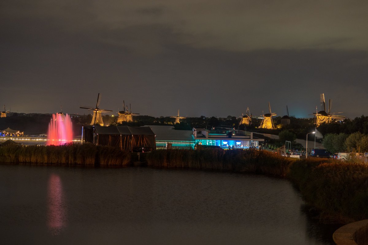 peterstam's tweet photo. Mooie show op het water bij de verlichte molens van Kinderdijk. https://t.co/yCwb6DD1iQ