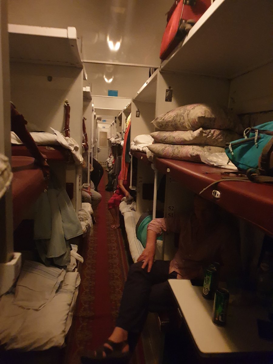 AdrianaCerna's tweet photo. Muzu vas o neco poprosit? 

Az nekde budete cist, jak lidi z neziskovek, zvlast z Cloveka v tisni, litaj tema prvnima tridama a maj ty novy kary ... postnete tam tuto fotku. 

Ta ruka patri Simonu Pankovi a do Kyjeva zbyva 10 hodin. https://t.co/a3kZJxVNAy