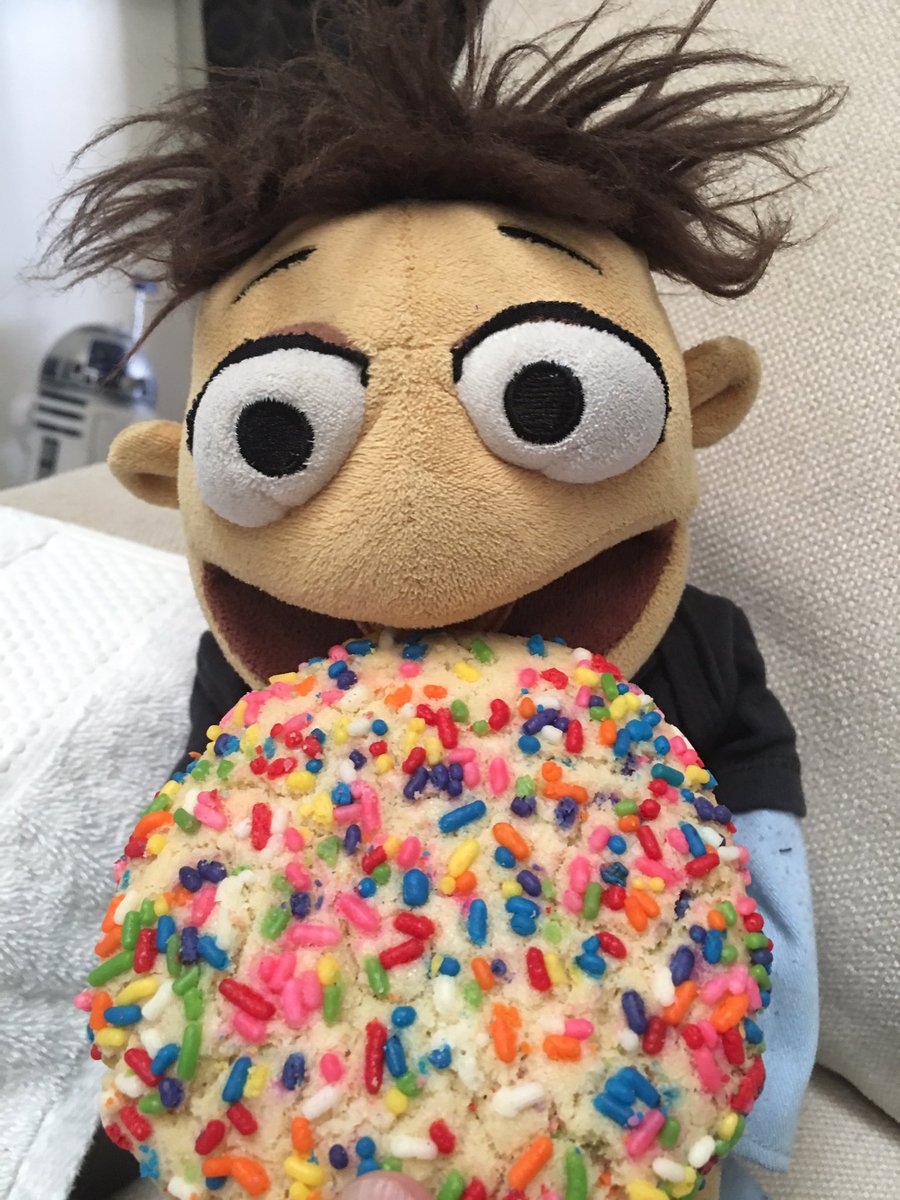 littlewaltercon's tweet photo. Would anyone like a bite of my sprinkle cookie? #cookie #sugarcookie #sprinklecookie https://t.co/GcVq7xVcN1