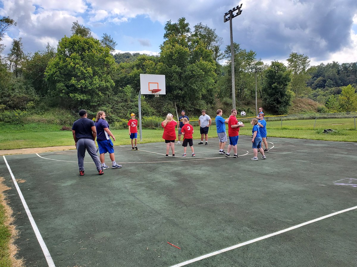 abusmsa's tweet photo. Day 2 of challenger league soccer this year, @ABFootball guys giving up part of their off day to perform some community service! https://t.co/DRrOaj0kfi