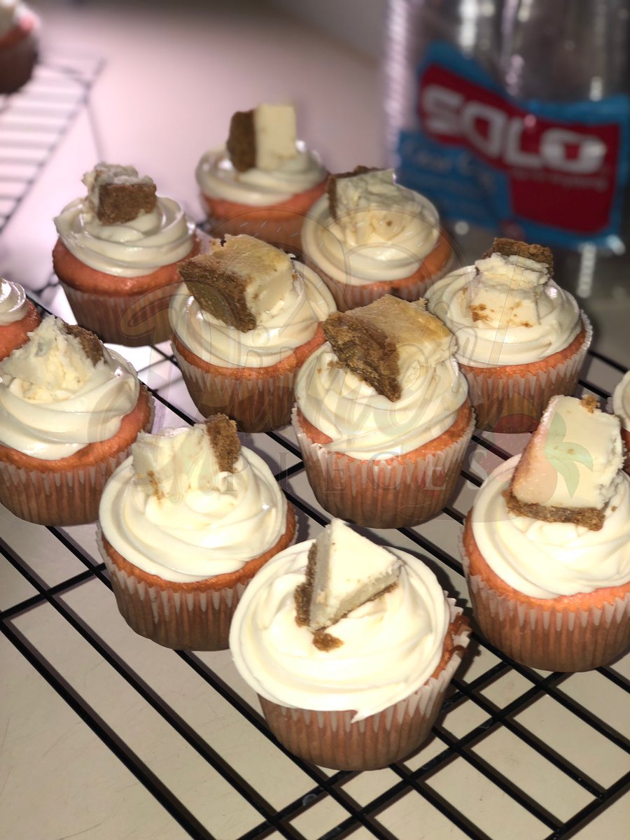 DimesPieces's tweet photo. #blacktwitter I’m live from the kitchen 💪🏾 strawberry cheesecake cupcakes w/cream cheese buttercream frosting #DimesPieces #TheRealCandyLady #NCBaker #MadeWithLove https://t.co/AXFu9nnoum