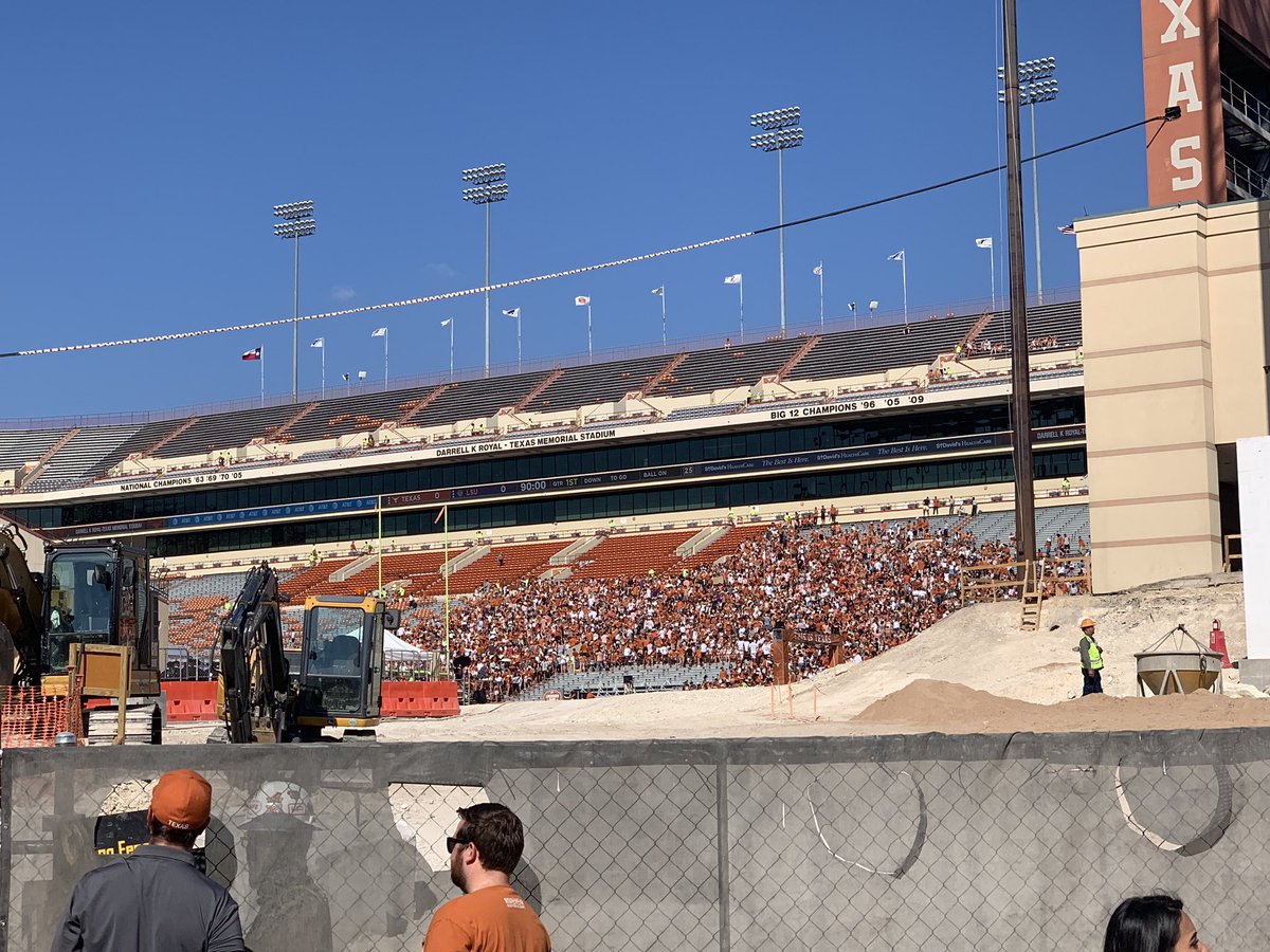 WendyKJ's tweet photo. Mad props to the students who are already baking in the sun 1 1/2 hours before kickoff for their Longhorns. 🙌🏻💪🏻👏🏻🤘🏻#HookEm #freakinghot https://t.co/ccyU097N4n
