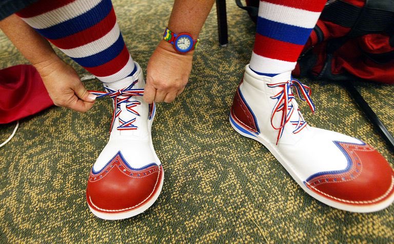 NFLMemes's tweet photo. Antonio Brown lacing them up for his first game with the Patriots... https://t.co/fDqzhN0VPz