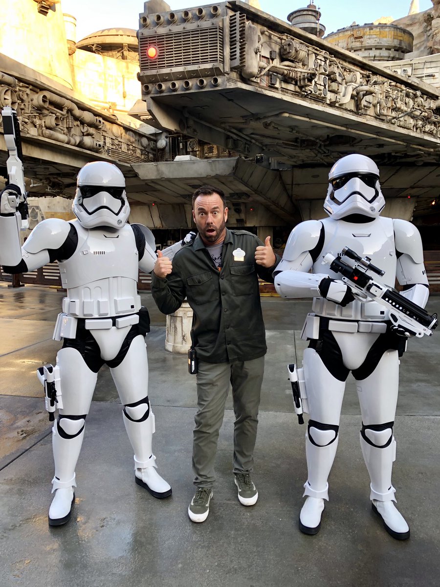 EddyOC_TV's tweet image. Not THESE 2! #busted #swge #disneyland #starwars #milleniumfalcon