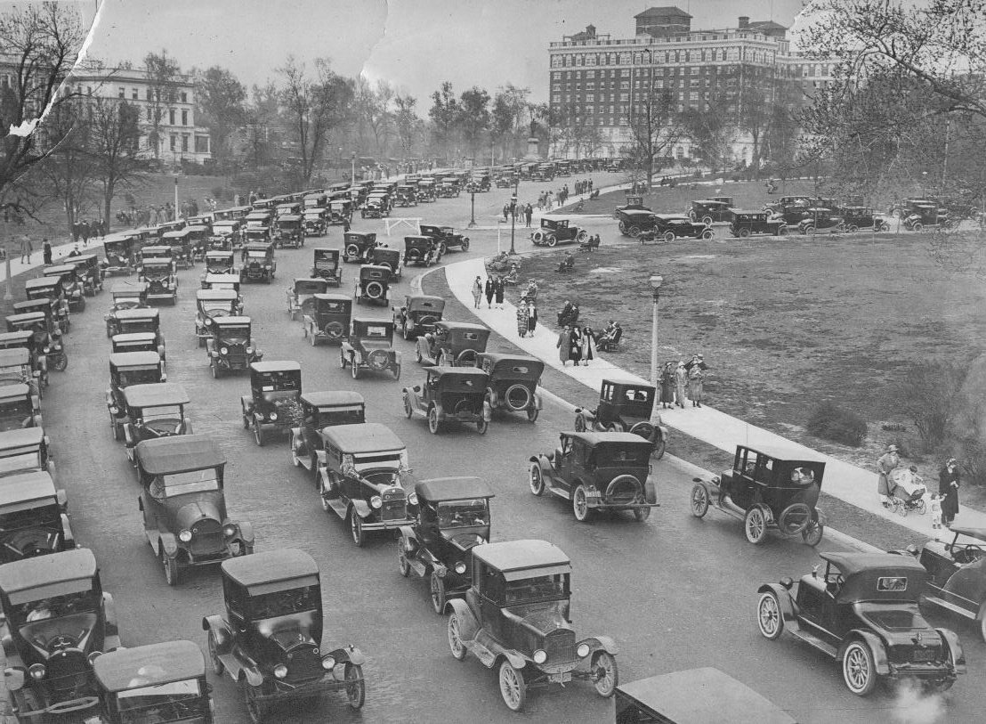 mohistorymuseum's tweet photo. Some people fondly remember #Easter gatherings in #ForestPark. Others, like one @stltoday reporter in the 1920s, recalled them as "a thing of grinding gears and monoxide fumes, of gesticulating traffic policemen and Easter costumes only half seen in passing cars."
#InFocusSTL https://t.co/7W2JN5IfR2