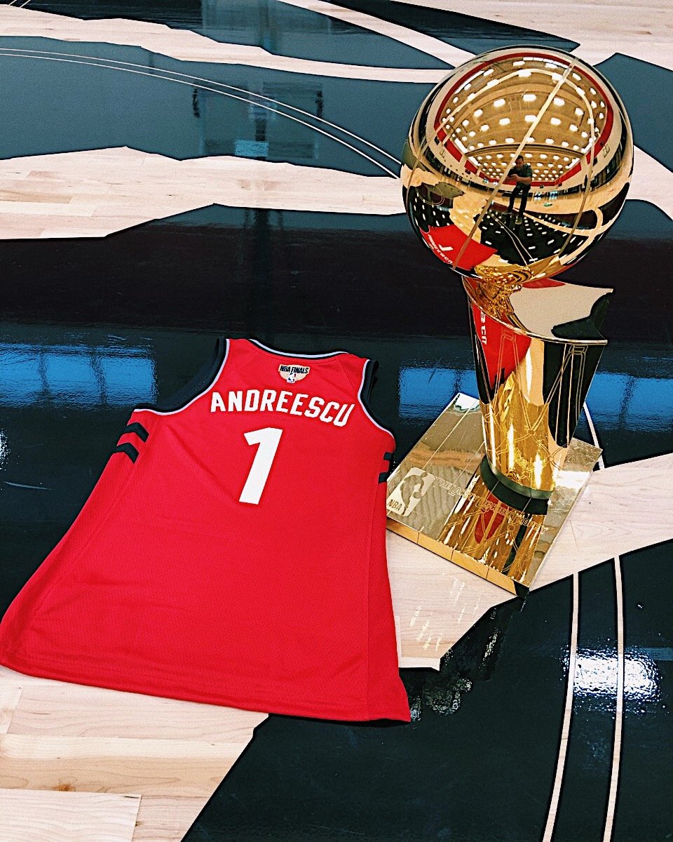 SHE THE CHAMP! 

Congrats, <a href="/Bandreescu_/">Bianca</a> 👏🏽

#WeTheNorth x #SheTheNorth