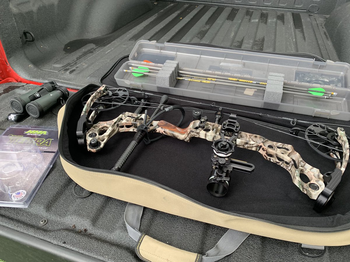 iBowhuntUS's tweet photo. Started dialing in the new HHA Optimizer Tetra. First two groups at 60 yards aren't terrible. Definitely still need to shoot some before sticking the actual sight tape on it though. 
.
.
.
.
.
.
#iBowhunt #Bowhunting #mathews #triax #vortexoptics #goldtip https://t.co/QoOpKrXYEX