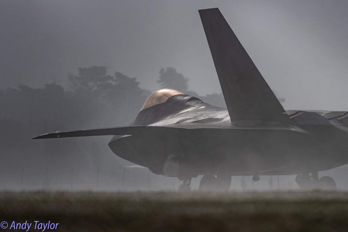 Raptor a beautiful Jurassic moment last year at RAF Lakenheath #48thfighterwing #WeAreLiberty