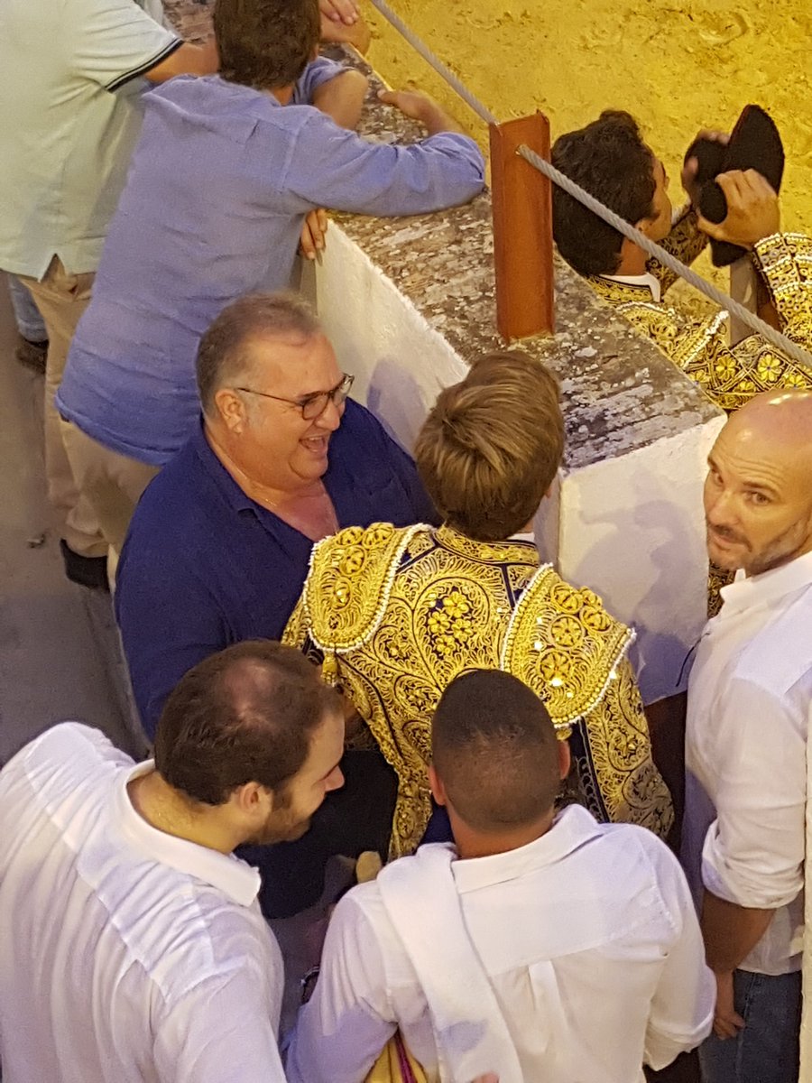 Magnifica tarde de toros en Guillena. <a href="/danieldlff/">Daniel de la Fuente</a> de nuevo a hombros tras cortar dos orejas al primero de su lote. <a href="/RiveroEmilio/">Emilio Rivero</a> <a href="/yosoydelLiqui/">Peña Daniel De La Fuente</a>