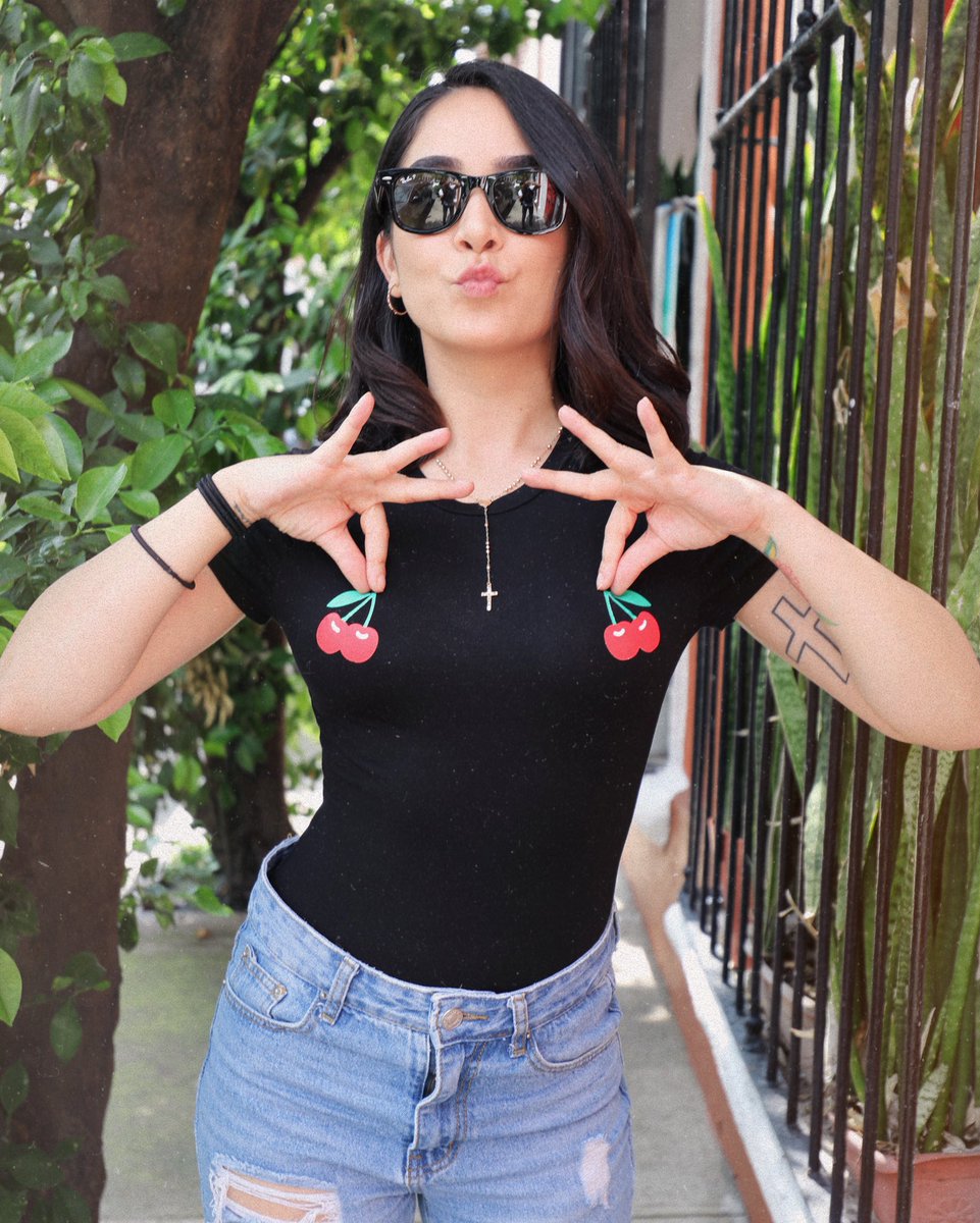 heyitspriscila's tweet photo. 🍒 I'm your ch-ch-ch-cherry bomb! 🍒 Si hacen zoom, pueden ver a Pelon en el reflejo de mis lentes ♥️ (me acabo de dar cuenta que las cherries no parecen que son parte de mi body suit 😂) https://t.co/vVWFWvQCpo https://t.co/6Kfnw80q92