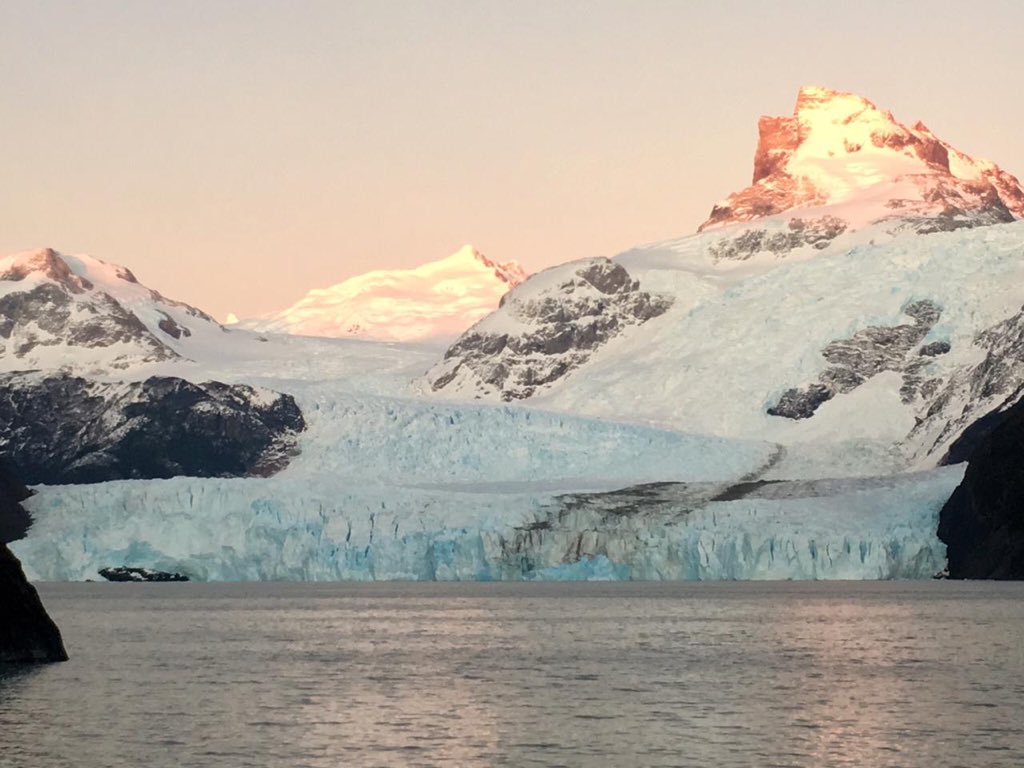 El día va llegando al final y el sol muestra sus últimos rayos sobre el Glaciar Spegazzini, mostrándonos una postal que enamora ! 
PH 📸 Hugo Biondi