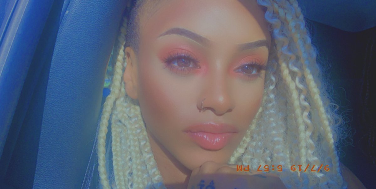 des_monroe's tweet photo. Her light can never be hidden⭐️ #BirthdayMonth #LibraGang https://t.co/kqpfCZMovb