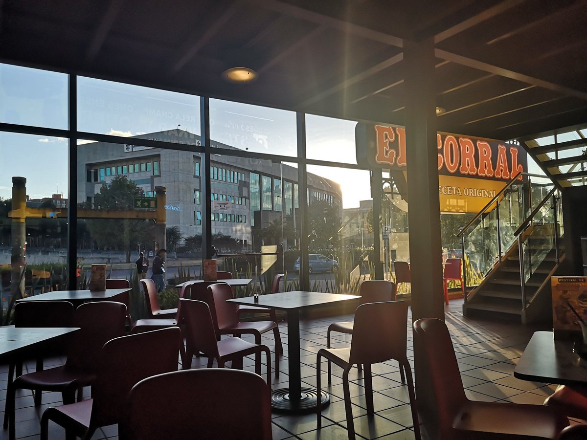 Ruwilmo's tweet photo. Libdo atardecer acompañado de una hamburguesa @ElCorral_. https://t.co/2xFBKZTxT6