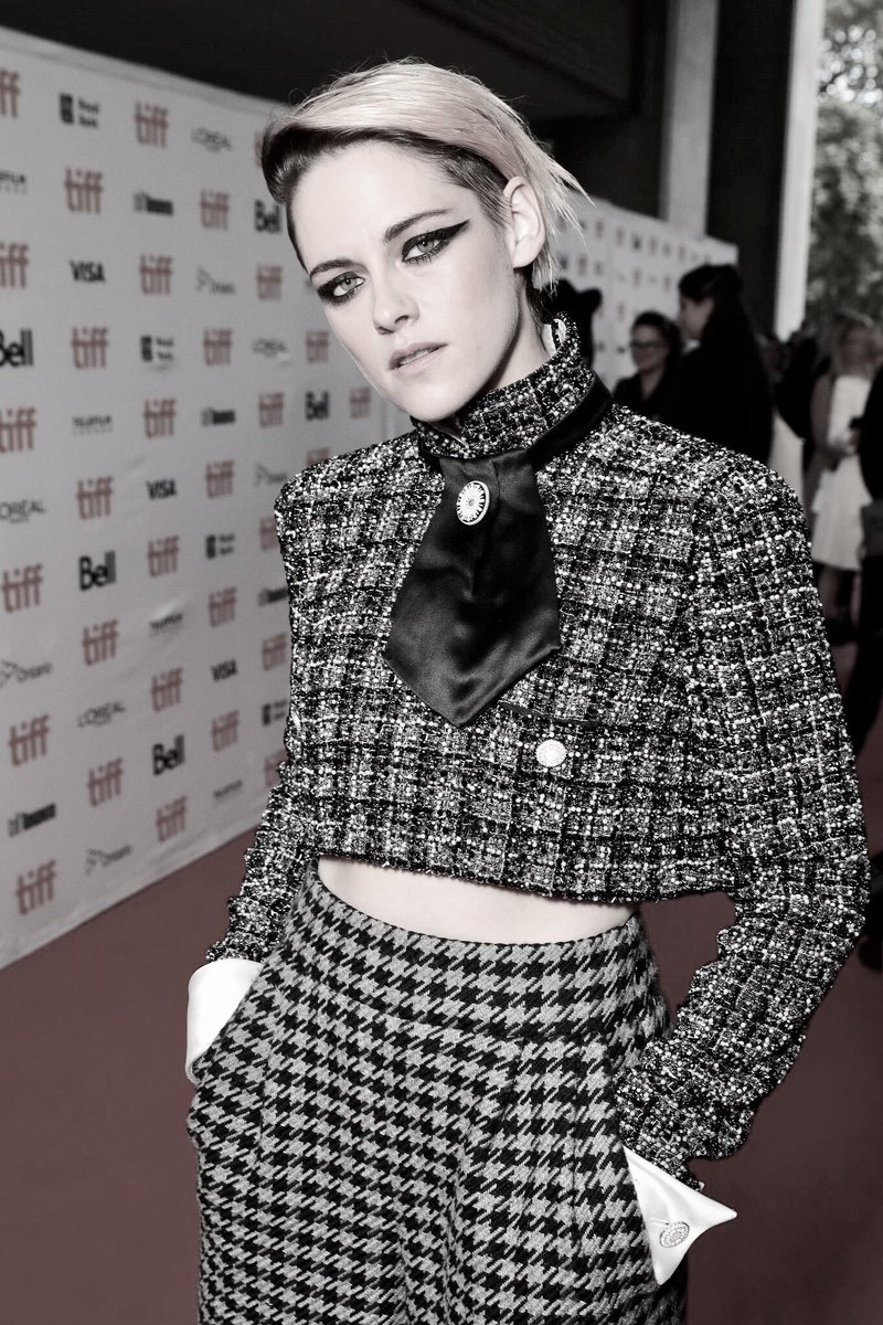 bellaxkristen's tweet photo. Kristen Stewart wore Chanel for the Harper’s Bazaar photoshoot in Paris overlooking the Eiffel tower and then took it back with her to Toronto for the premiere of Seberg.
She looks like parisian art 🖤
#TIFF19 #Seberg https://t.co/nVmJzwTKfH