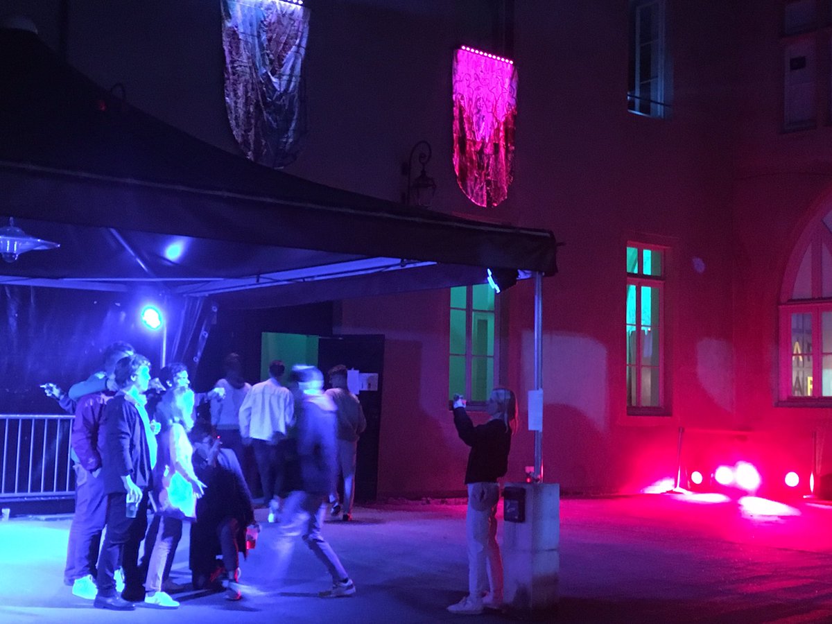 sarmckee's tweet photo. Superbe ambiance aux Trinitaires pour la clôture du #ConstellationsdeMetz 🚀⚡️
#dingdong #dreammachine #collectifsin #Metz https://t.co/vaBdjDZb8F