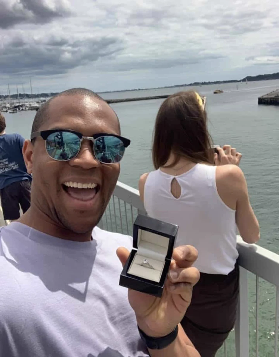 婚約指輪を購入して？婚約指輪を彼女に見えないように写真を撮る男www