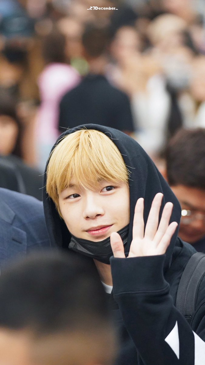 _27december_'s tweet photo. bye bye 👋
#KangDaniel #강다니엘 https://t.co/vX2RciBD4U