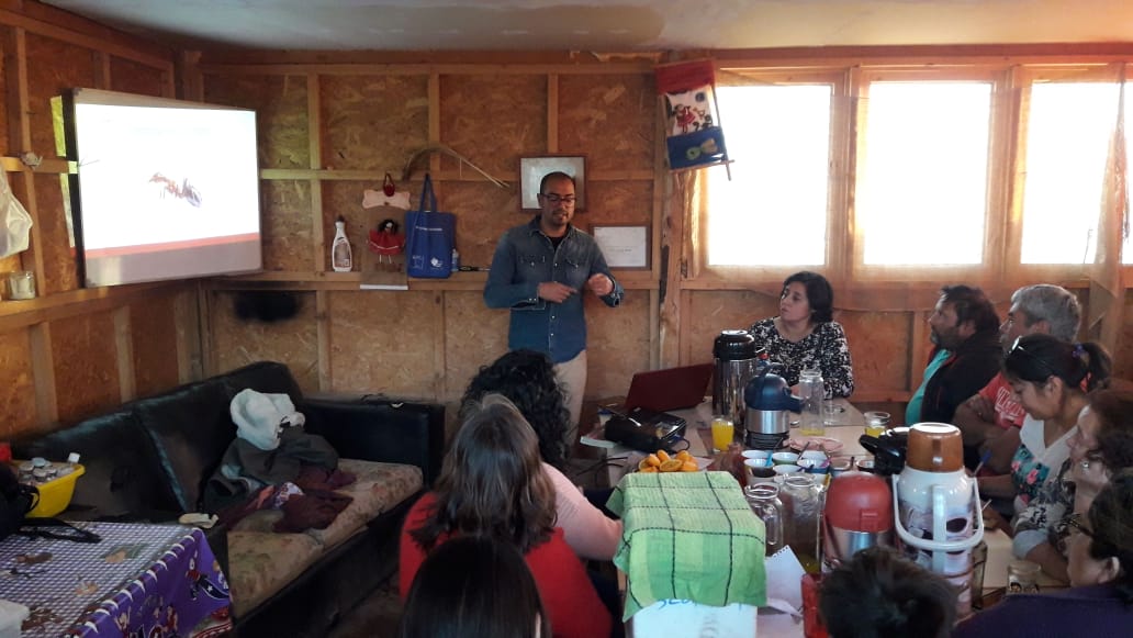 Esspiral_CL's tweet photo. A esta hora estamos haciendo el primer taller de lombricultura en la comunidad #diaguita #Yupanky #Copiapo https://t.co/11o3AM6nwN