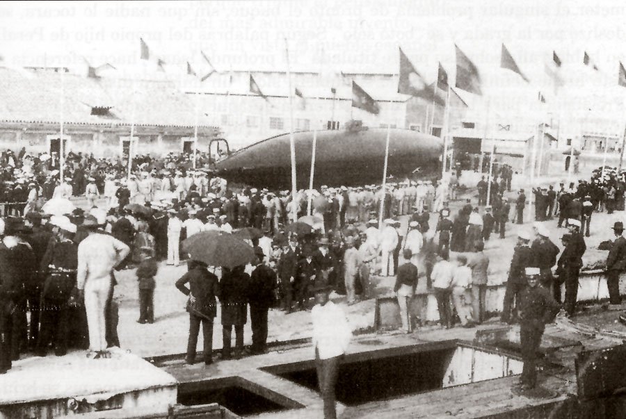 HistoriaEspanna's tweet photo. El 8 de septiembre de 1888 era botado en el puerto de Cádiz el famoso submarino de Isaac Peral.
Fue el primer submarino moderno. Era de propulsión eléctrica, estaba armado con un tubo lanzatorpedos a proa y tenía un fiable sistema de navegación en inmersión. https://t.co/ONYEEvXSou