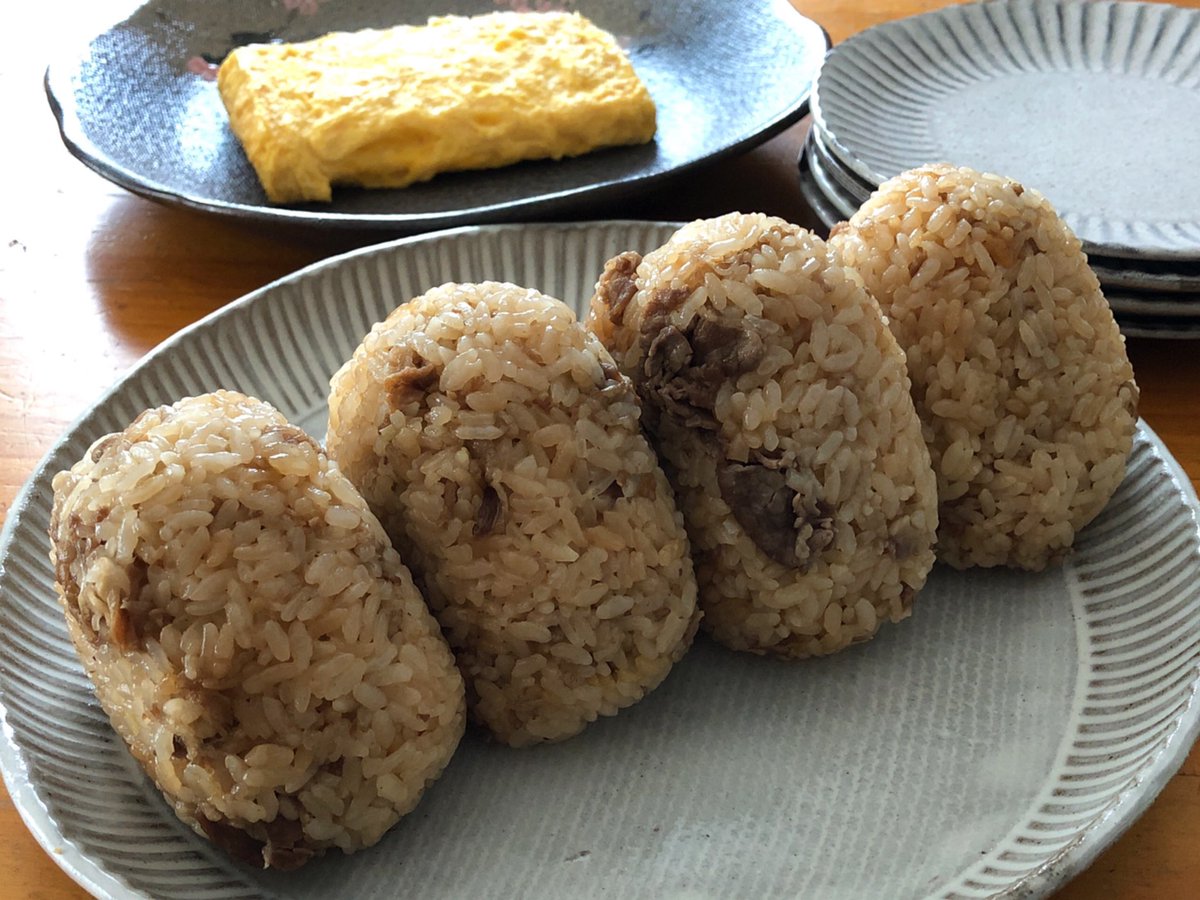 チーフ V Twitter 日曜朝ごはん 牛肉の炊き込みご飯おにぎり 肉のうまみをすごく感じる