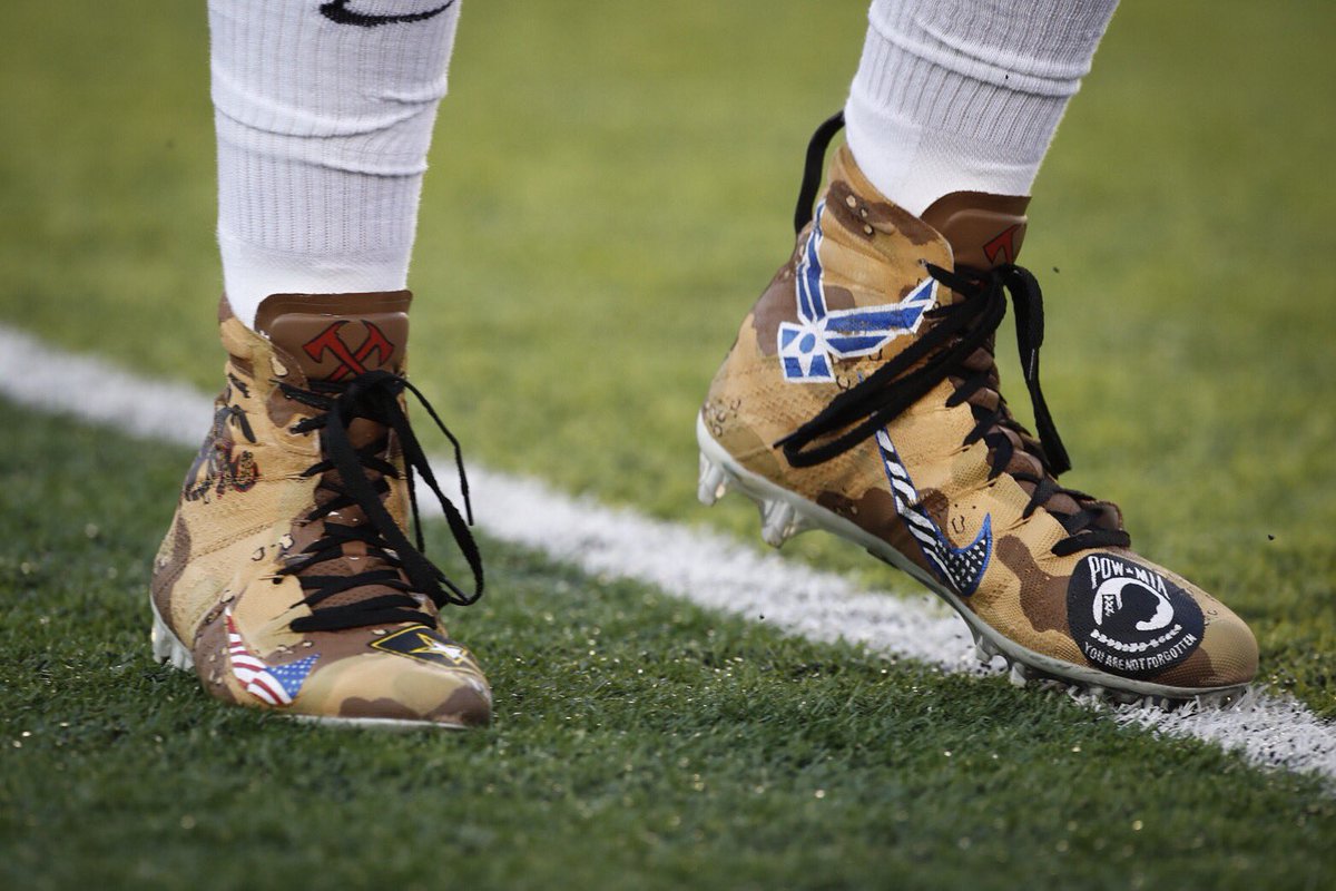 UK’s Kash Daniel sporting some patriotic slippers during pregame. #bbn #heroes