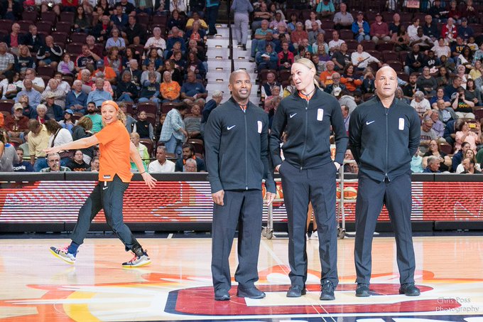 Rachel Banham haciendo un "photobomb" a los árbitros