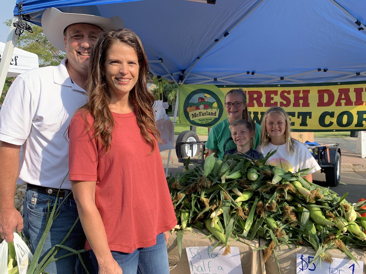 UTagandfood's tweet photo. KICKING OFF “EAT LOCAL WEEK”:

Commissioner Kerry Gibson and his wife Katrina shopped at Farmer’s Market Ogden today to promote Eat Local Week (Sept. 7-14). 

(Pictured with some of the children from MacFarland Farms)

#UDAF #FarmToTable #EatLocalWeek #agricultureinUtah https://t.co/qm9bGnz9Cg