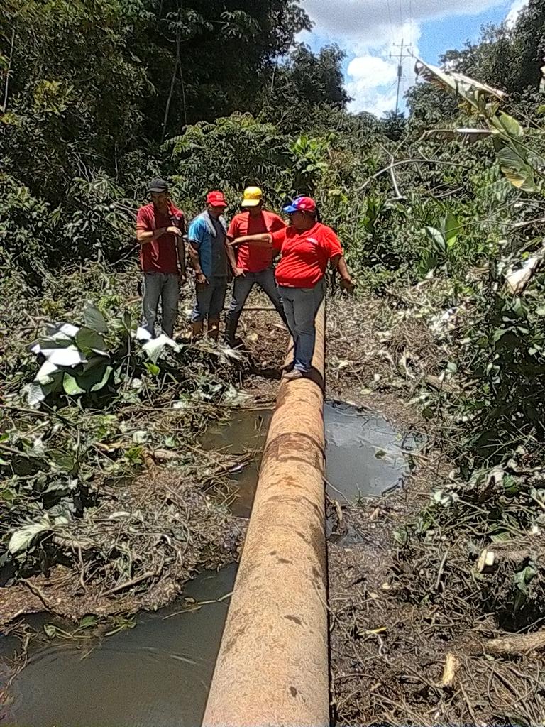 La <a href="/Alcaldialibert/">Alcaldia del Municipio Libertador</a> junto a su Alcaldesa #YolimarHernandez DETECTARON la falla de un tubo en un caño de la Hacienda Los Ramirez. El equipo de #Hidrosuroeste #PCivil #CamMunicipal y la <a href="/Alcaldialibert/">Alcaldia del Municipio Libertador</a> desde ya ACTIVADOS para solucionar este problema de la comunidad.