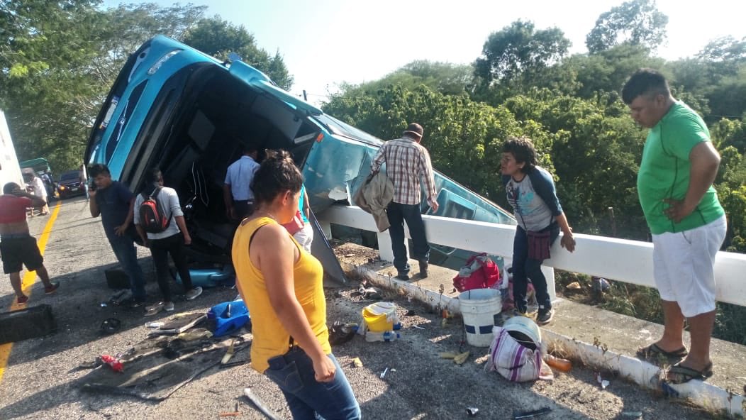 Trágico accidente en la carretera 200 México Acapulco
Puente de la Agencia de Policía Lagunillas de #Pinotepa
Información en proceso
#ALas8LasNoticias
#Costa #Oaxaca <a href="/rosyramales/">rosy ramales</a> <a href="/OVelezA/">Octavio Vélez Ascencio</a> <a href="/nvinoticiasoax/">Noticias Oaxaca NVI</a> <a href="/ImparcialOaxaca/">El Imparcial de Oaxaca</a> <a href="/nssoaxaca/">NSS Oaxaca</a> <a href="/OaxacaPolitico/">Oaxaca Político</a>