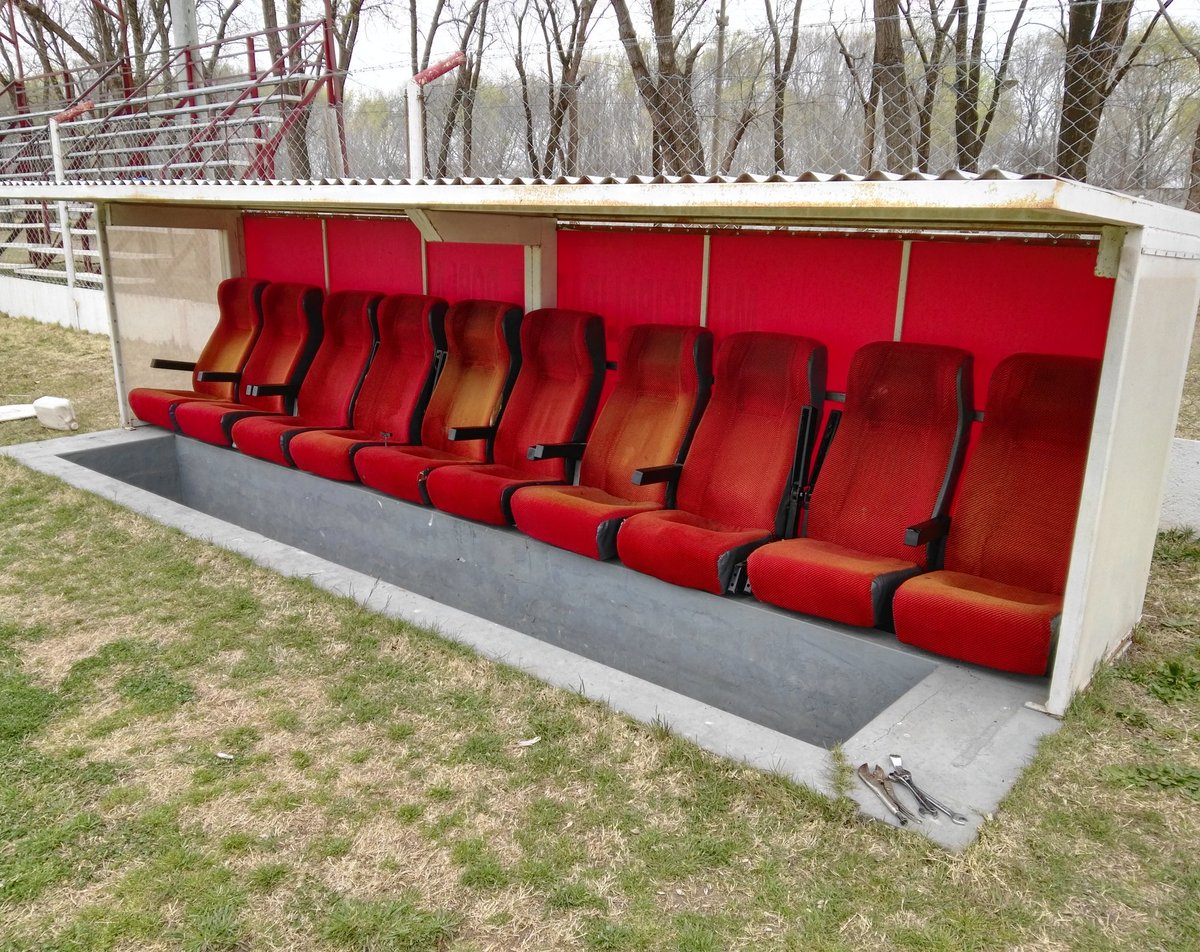 Un grupo de colaboradores está trabajando para apoyar el fútbol de nuestro club. Mañana los bancos de suplentes tendrán nuevas butacas. Gracias por el aporte!!! #CID #Elorgullodepertenecer #VamosRojo