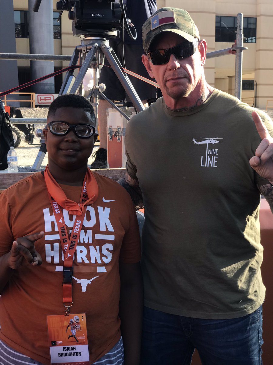 BroughtonBroth1's tweet photo. “I’m back at it again!” Let’s Go Horns! Gameday on the 40 acres! The undertaker &amp; I...His name sounds me on defense! 💪🏽 #Hook’Em🤘🏽 https://t.co/EQlWi20sJ8