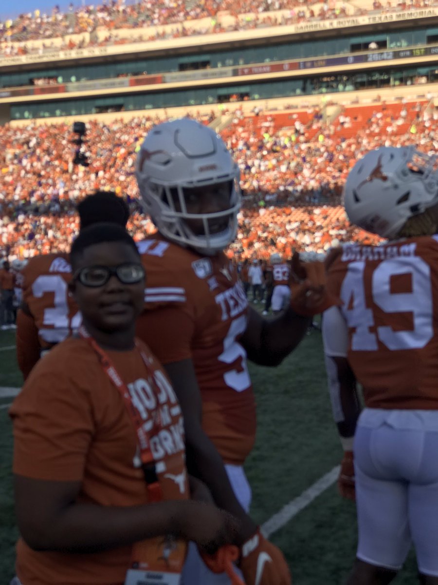 BroughtonBroth1's tweet photo. “I’m back at it again!” Let’s Go Horns! Gameday on the 40 acres! The undertaker &amp; I...His name sounds me on defense! 💪🏽 #Hook’Em🤘🏽 https://t.co/EQlWi20sJ8