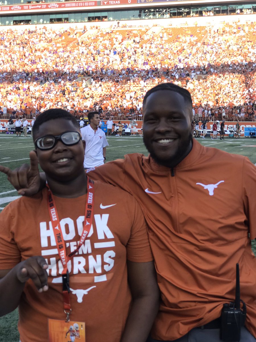 BroughtonBroth1's tweet photo. “I’m back at it again!” Let’s Go Horns! Gameday on the 40 acres! The undertaker &amp; I...His name sounds me on defense! 💪🏽 #Hook’Em🤘🏽 https://t.co/EQlWi20sJ8