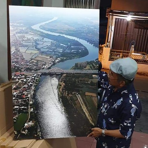 Ini 2 fotoku untuk pameran foto BengawanSolo. Aneka foto ttg sungai itu dari fotografer2 lain keren semua, antara lain saat GarudaIndonesia mendarat darurat di sungai itu. Pameran mulai 10 September 2019 di Balai Soedjatmoko, Solo....
Rugi loh kalau gak menyaksikannya...