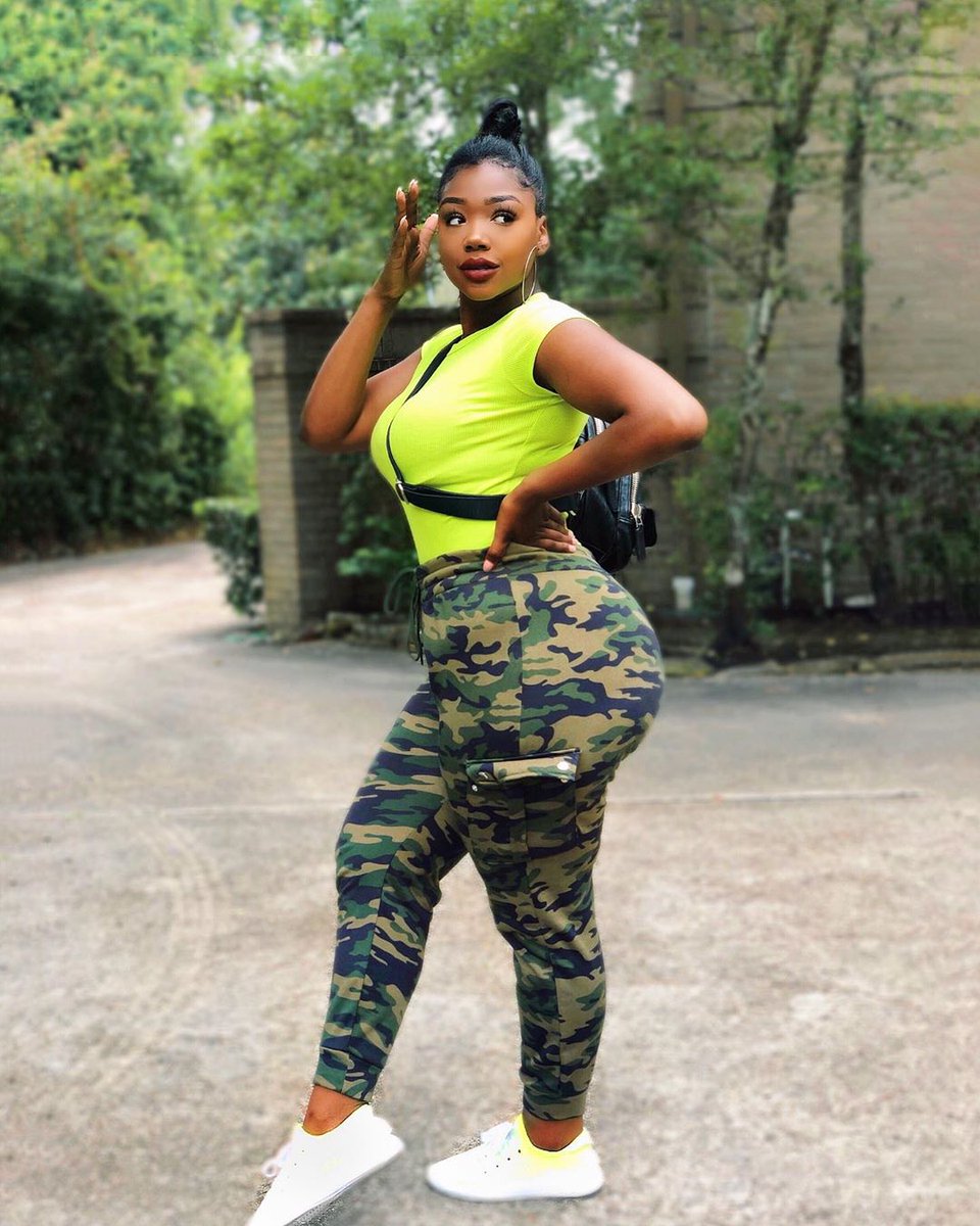 rue21's tweet image. Channeling those fall vibes 😍 Get ready for the fall weather &amp;amp; shop BOGO 50% off select Girls and Plus joggers now #fallootd #joggers #styleinspo bit.ly/2k2Fm6n