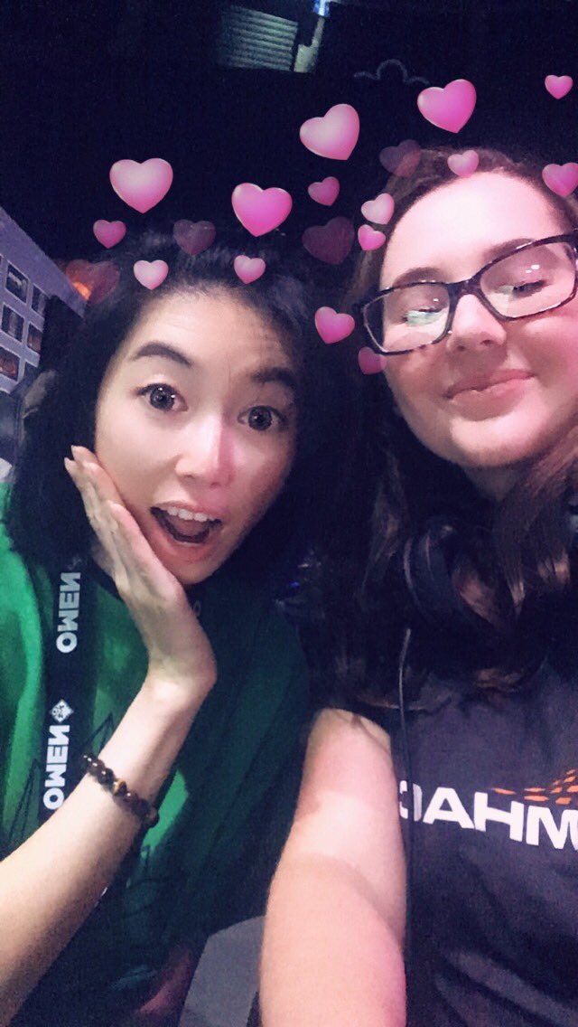 anna_inferno's tweet photo. oWo &amp; uWu #DHMTL19 #StreamZone https://t.co/YsU6MTAbXg