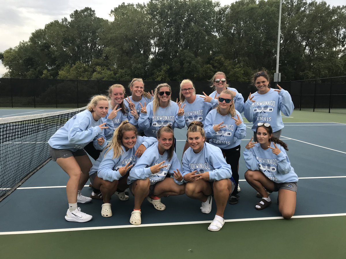 A really nice finish to the <a href="/WSShirtTennis/">Blackshirt Tennis</a> Invite as the girls defeat an always solid Oak Creek team 4-3, highlighted by Sweede’s comeback win at 2 Singles; the 3-2 weekend brings our record to 17-3 for the 2019 season 👍🎾