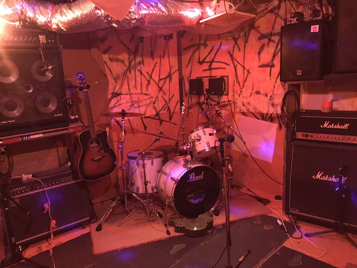 狭い、リハ無し、音出し19時以降、ジャンプなるべく禁止、基本ギャラ無しでよければ持ち込み企画、出演者募集してます。
あと申し訳ありませんが10月からドリンク500円に値上がりします。チケットはこれまで通り1ドリンク込みの1,500円です。
よろしくお願いいたします。廻す