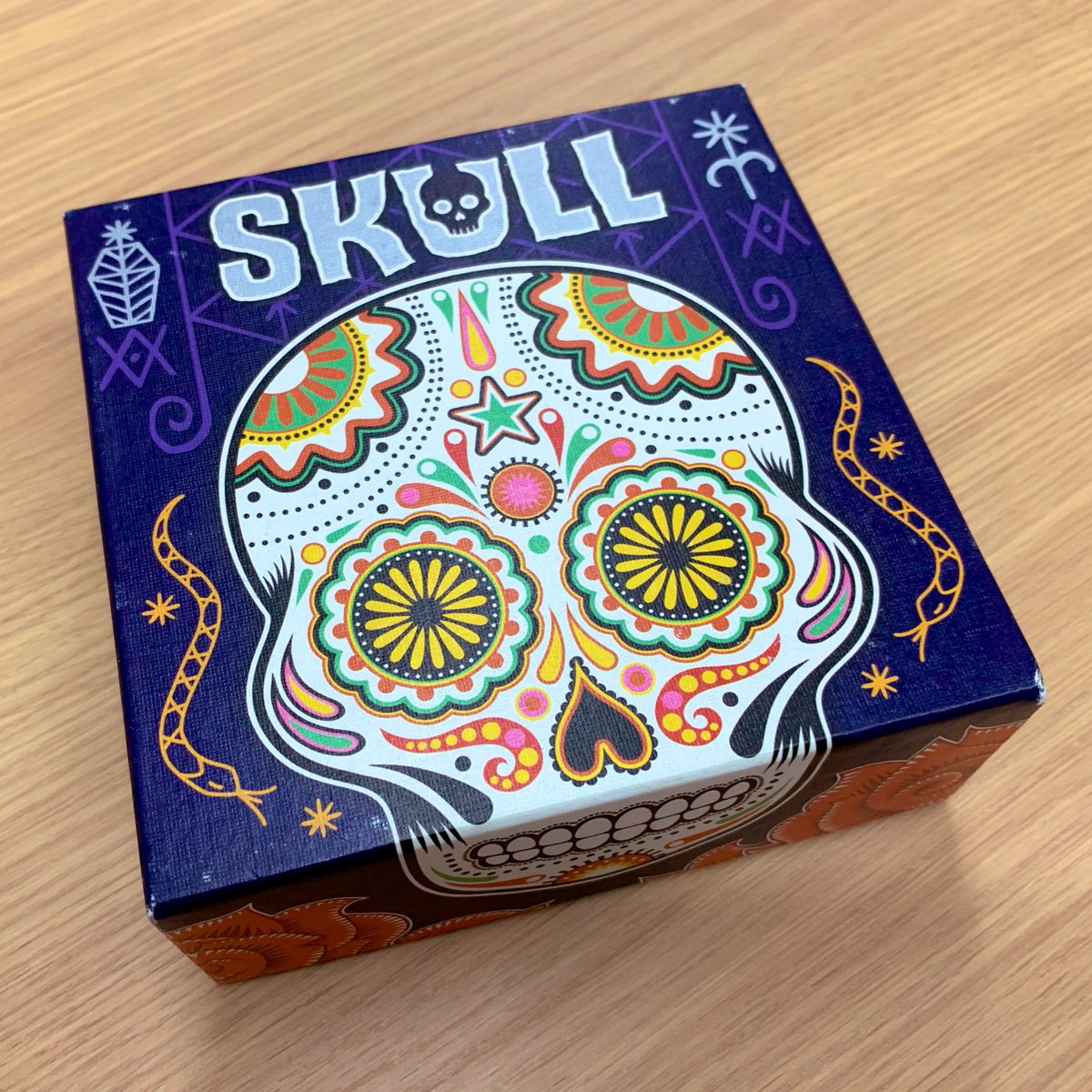 社団法人ボードゲームスタッフアカウント A Twitter キモかわいい代表の スカル さん ౪ スカル Skull とは 頭蓋骨 という意味です 私の担当は 武田信玄みたい子でした 笑 スカル ボードゲームカフェone T Co Aoibrkrehd