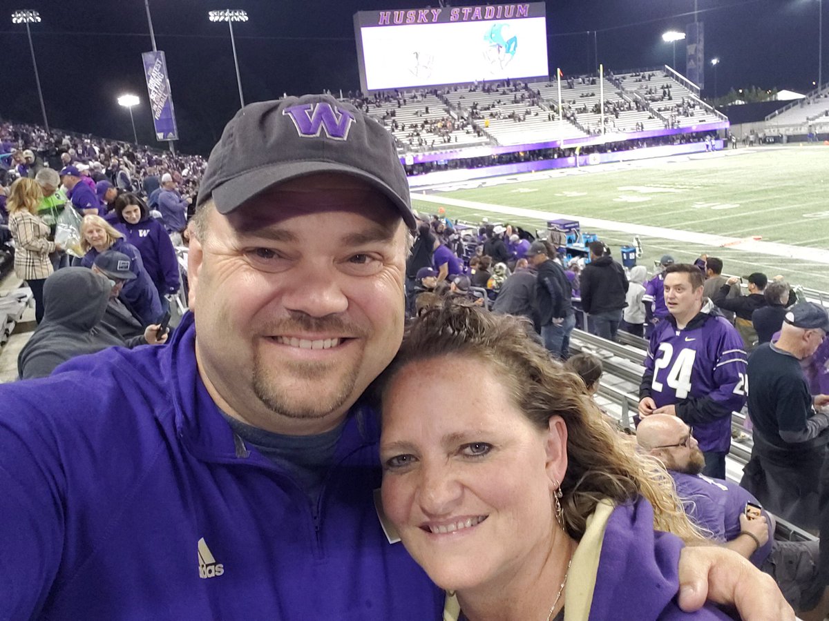 JennyCakes10's tweet photo. #purplereign Happy 11th Anniversary!! #godawgs crazy lightning storm delay 💛🏈💜💦💕👰🏼🤵🏼🐕 https://t.co/yhMxVvrbrI