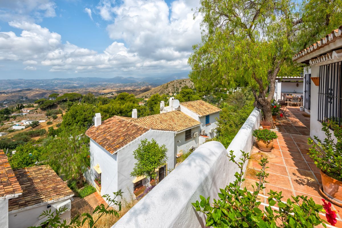 solagacom's tweet photo. A must-see, Casa Flores is an Andalusian dream home next to the white village of Mijas! 😍 - https://t.co/bqPMCWy5tZ 

#thinkspain #spain #CostadelSol #CDS #travel #romantic #aww #vacationrentals #andaluz https://t.co/tvRSDkU152