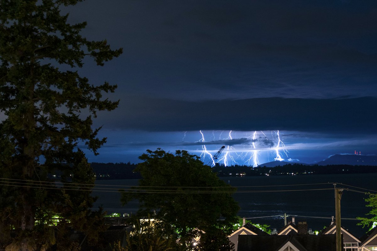 TylerIngram's tweet image. So, did you see the electrical storm over Washington State this evening from #WhiteRock? Shot from my back deck here over looking Semiahmoo Bay tonight. @GlobalBC @CBCVancouver @PeaceArchNews @theprovince #ExploreBC #VeryVancouver @Explore_WR