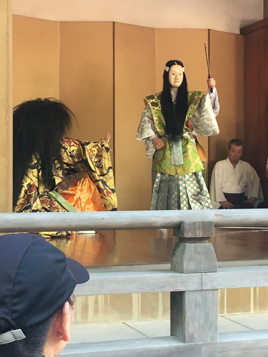 あともうちょいでクライマックスのタイミングで神輿戻ってきたので川上梟帥が名をおくるタイミングで観てる人がすくない…
すぐ横の男の子がお母さんに「たける」って呼ばれてるのもウケる… 